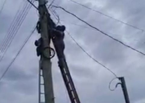 Homem fica pendurado em poste após receber descarga elétrica no Amazonas
