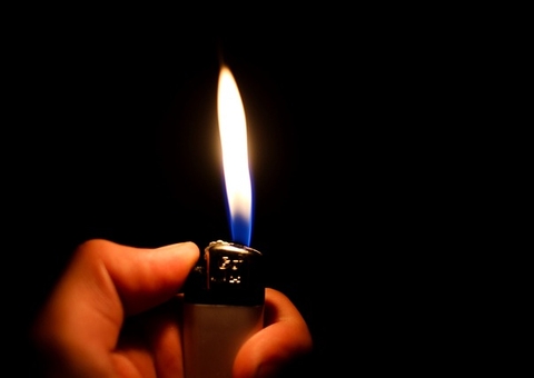 Homem joga álcool em gel e ateia fogo na namorada por ciúme