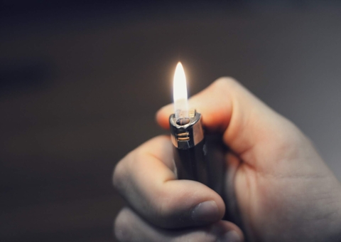 Após espancar na namorada, homem tenta incendiar cabeça da vítima