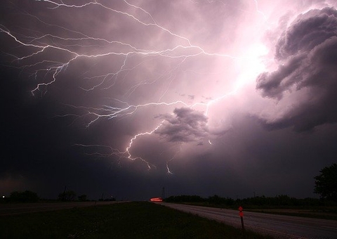 Idosa é resgatada após casa desabar durante forte chuva no Rio de Janeiro