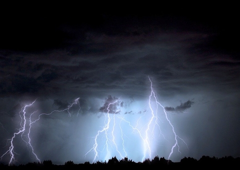 Umidade da Amazônia contribui para o aumento de incidências de raios no país, diz Inpe