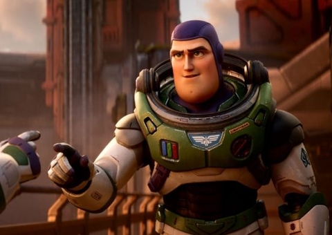 Buzz enfrenta perigos no espaço no trailer de Lightyear; assista
