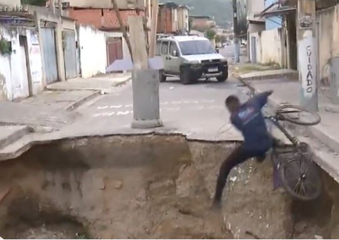 Ciclista cai em cratera durante reportagem ao vivo; vídeo