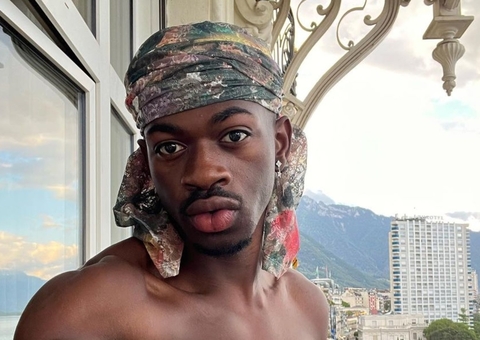 Lil Nas X é indiciado por 4 crimes após ser encontrado seminu em LA 