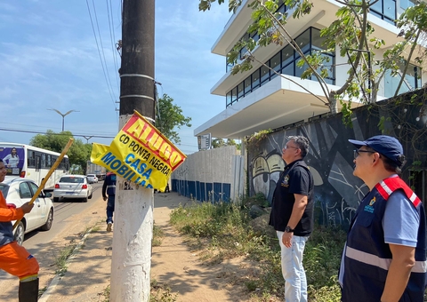Placas de anúncios de imóveis e de supermercado são removidas em ação em Manaus