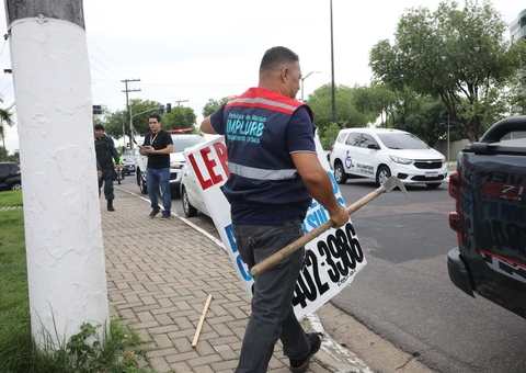 Publicidades irregulares são retiradas de avenidas durante operação ‘Limpa Manaus’