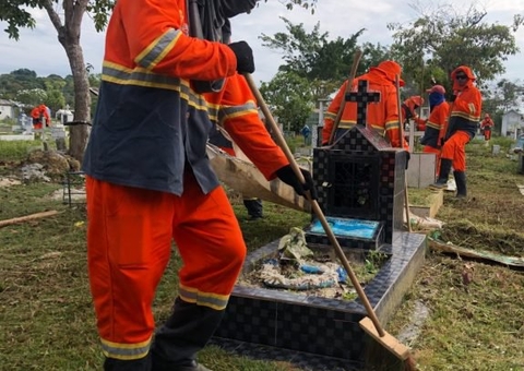 Cemitérios de Manaus recebem limpeza para o Dia dos Pais