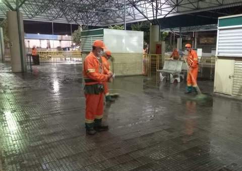 T5 e Amarelinhos são higienizados para conter avanço da Covid-19 em Manaus