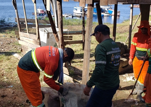 Mais de 5 toneladas de lixo são retiradas de comunidade em Manaus