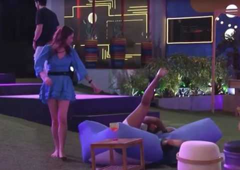 Lina leva tombo ao tentar sentar em sofá durante a festa do BBB22