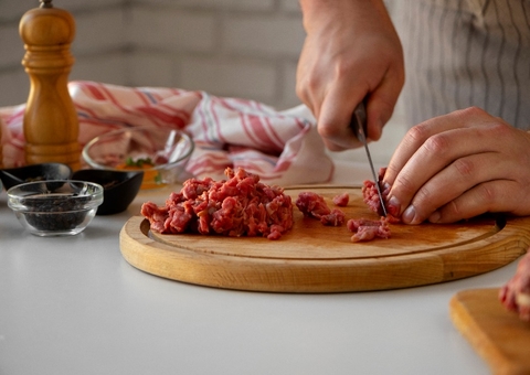 Lavar carnes é seguro? Especialista alerta para riscos