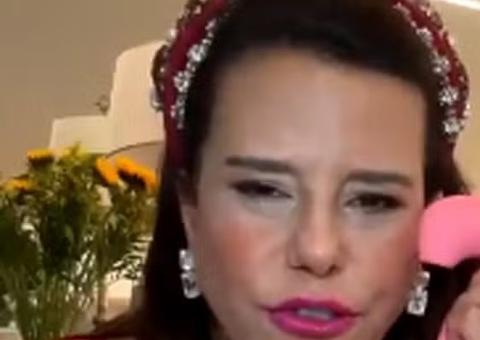 Narcisa Tamborindeguy mostra vibrador durante live: 'ai que loucura'