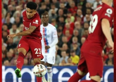 Com um a menos, Liverpool empata com Crystal Palace graças a golaço de Díaz