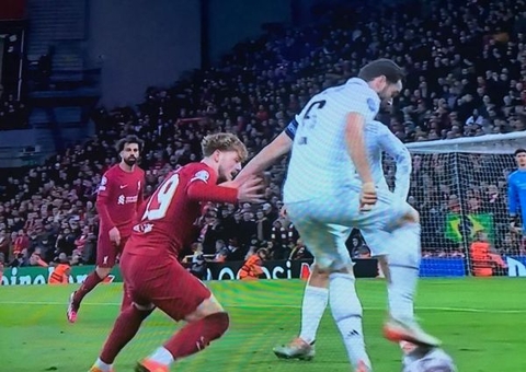 Vinícius Jr. maltrata o Liverpool, e Real Madrid vira e goleia na Champions