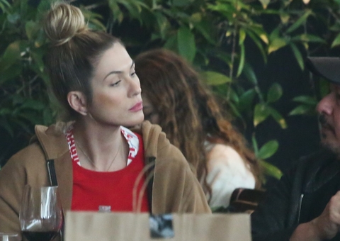 Em momento raro, Lívia Andrade é clicada em passeio com namorado Marcos Araújo