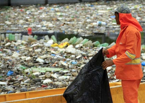 Mais de 700 toneladas de lixo são retirados de igarapés em Manaus