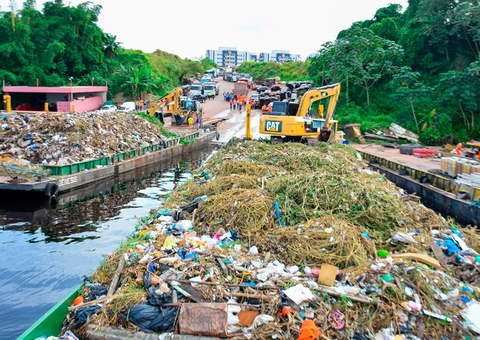 600 toneladas de lixo são retiradas de rio e igarapés em Manaus