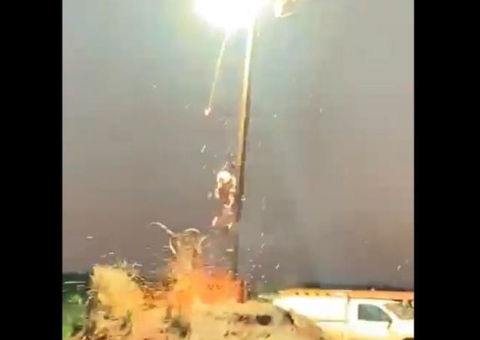 Trabalhador faz reparo em poste de alta tensão pegando fogo e sai ileso; Veja vídeo