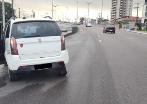 Carro desgovernado vai parar em cima de canteiro durante acidente em Manaus