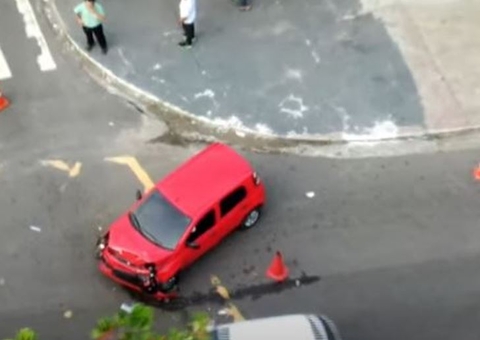Acidente trava trânsito na Avenida Brasil em Manaus