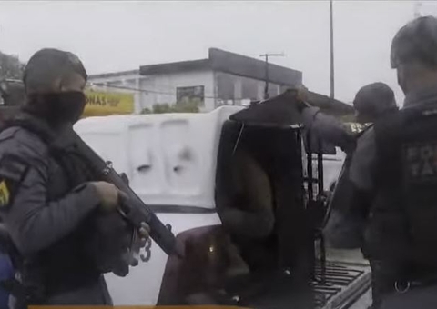 Após princípio de rebelião em delegacia, 15 presos são transferidos para Manaus