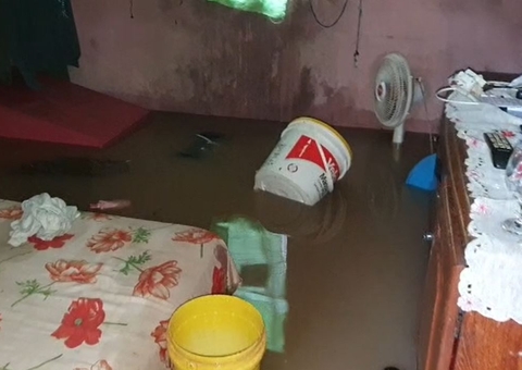 Moradores têm casas invadidas pelas águas durante temporal no Amazonas