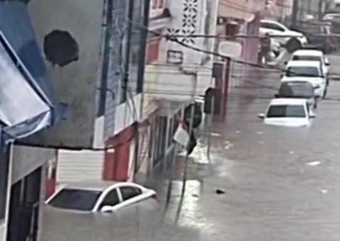 Chuva transforma rua do Centro em rio e carros são engolidos em Manaus