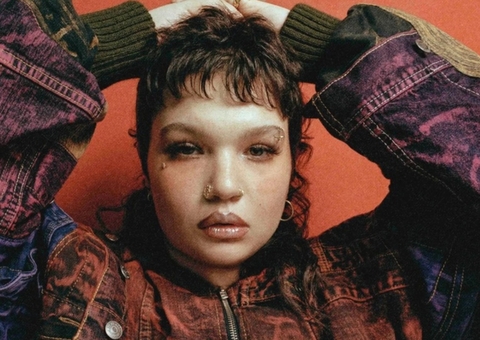 Lola Young cancela show no Lollapalooza Brasil e anuncia pausa na carreira 