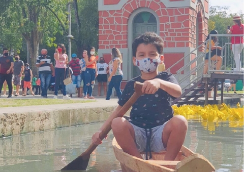 Ruas do Centro de Manaus são tomadas pelas águas e viram atração histórica 