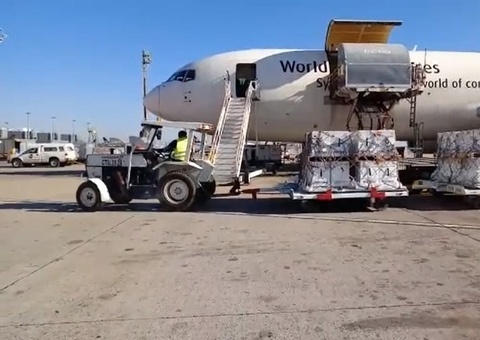 Lote com 1 milhão de doses da vacina da Pfizer chega ao Brasil