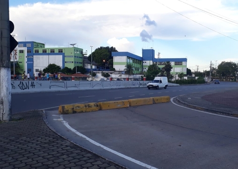 Trecho de avenida no Educandos é interditada devido a enchente