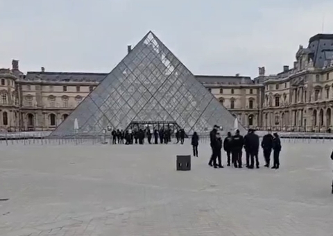 Museu do Louvre reabre após roubo milionário de joias da Coroa Francesa