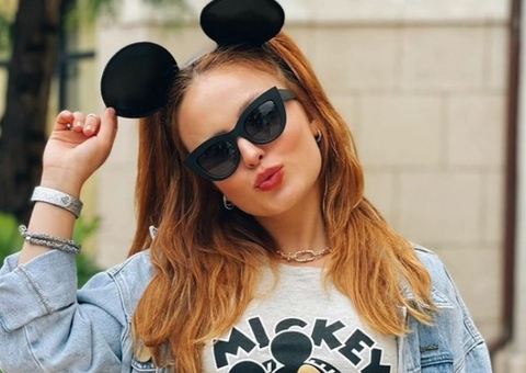 Mãe deixa de seguir Larissa Manoela e se irrita em viagem a Orlando