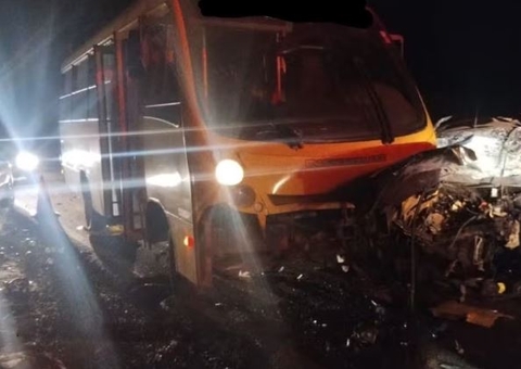 Mulheres morrem após carro colidir violentamente com vaca na pista