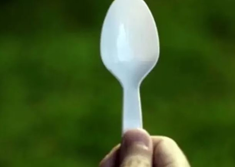 Homem tenta matar esposa que esqueceu de pedir colher ao comprar marmita