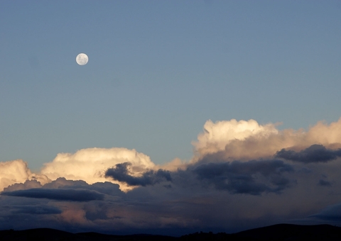 Saiba como a lua pode ser vista mesmo durante o dia