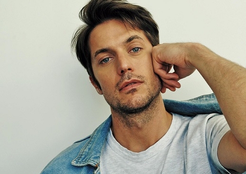 Ator de 'Emily in Paris' diz que 'ser famoso é a pior coisa que pode acontecer'