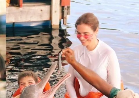 Vídeo: No Amazonas, Luciana Gimenez curte visita a comunidade indígena e alimenta boto cor-de-rosa