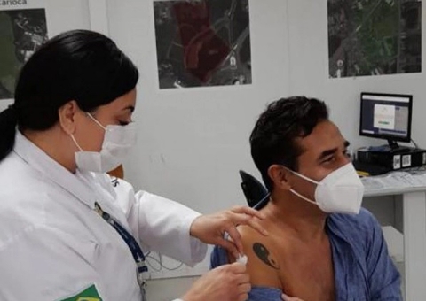 Luciano Szafir toma 1ª dose da vacina após cirurgia e UTI devido à Covid