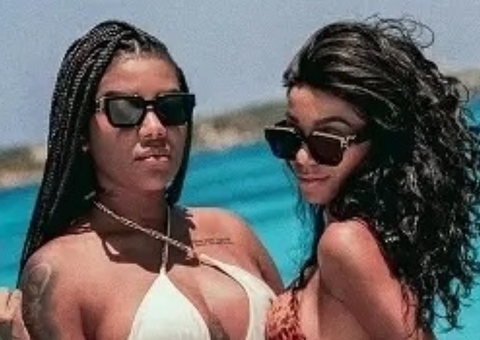Ludmilla e esposa são clicadas aos beijos com mão no bumbum em Cancún