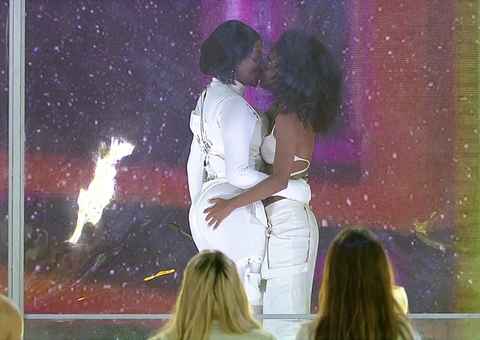 Ludmilla beija esposa, Brunna Gonçalves, durante show no BBB21; veja vídeo