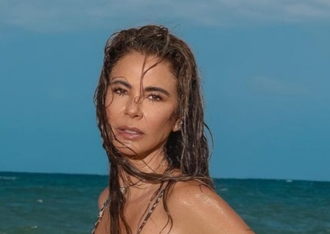 Aos 51, Luciana Gimenez exibe corpo ultra sarado em biquíni transparente