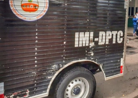 Mulher morre ao ser arremessada de moto após acidente com carro em Manaus