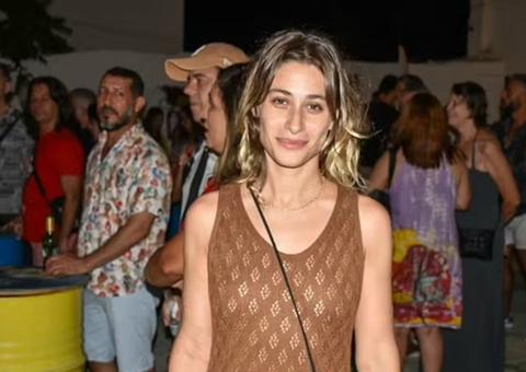 Assumidos, Luisa Arraes e Chico Chico posam em clima de romance