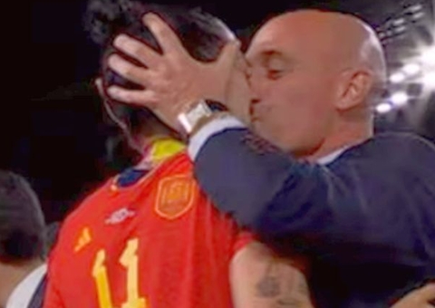 Fifa suspende cartola espanhol por beijo em jogadora campeã do mundo