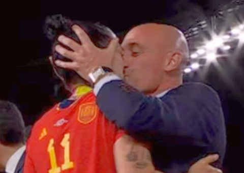 Federação Espanhola demite técnico e pede desculpa por comportamento de Rubiales