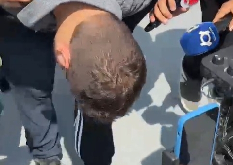 Motorista envolvido em racha que matou duas pessoas chora a caminho da audiência de custódia