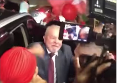 Lula é ovacionado ao sair da Globo após entrevista do JN