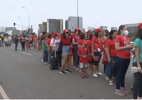 Apoiadores fazem fila quilométrica para acompanhar posse de Lula em Brasília