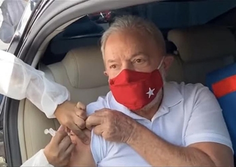 Lula recebe primeira dose da vacina contra covid-19